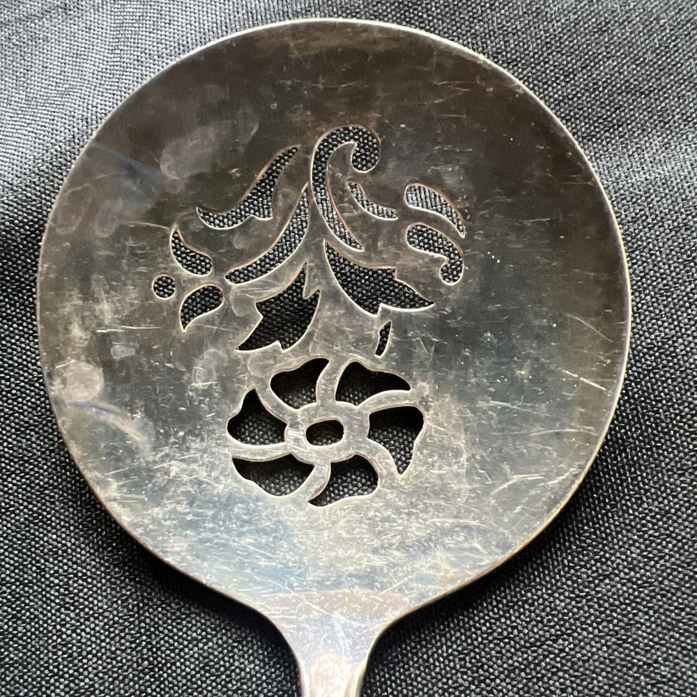 International Holmes Edwards  MAY QUEEN  Silverplate Pierced Tomato Spoon ‎ 1951
